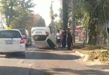 В Бишкеке в результате ДТП перевернулась легковушка. Видео