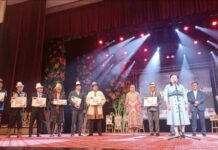 Бишкекте сегиз манасчы үйлүү болуп, жаңы батирлерге сертификаттар тапшырылды.