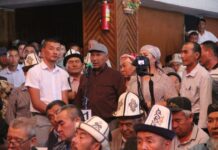 Баткен районундагы жолугушууда жарандар чек арага чектеш аймактардагы маселелерди чечип берүүнү суранышты