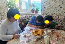 Милиция кызматкерлери Ак-Суу районунда мигранттардын балдары кандай жашап жатканын текшерүүдө