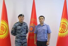 Бир тууган милиционерлер үч жаш баланы өрттөнүп жаткан үйдөн аман-эсен алып чыгышкан