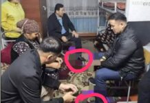 “Бут кийимин чечпей тебелеп кирип, кыйратып койгонсуп…”: Депутаттарды сүрөтү кызуу талкууда