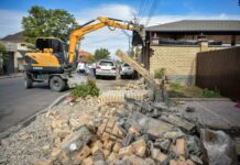 На улице Шукурова в Бишкеке снесли более 60 заборов частных домов