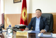 Депутат Мадумаровго: Токмоктогу, Кең-Булуңдагы киндикчебизди колдотуп депутаттардын колун бурап өткөрүп бергенсиз