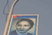 Бул эмне деген «итчилик»: Бүбүсара Бейшеналиеванын сүрөтүнө «Улуу инсан Таттыбүбү Турсунбаева» деп жазылып калган