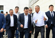 Фоторепортаж. Президент Жалал-Абаддагы өсүмдүк майын чыгарган заводго барды