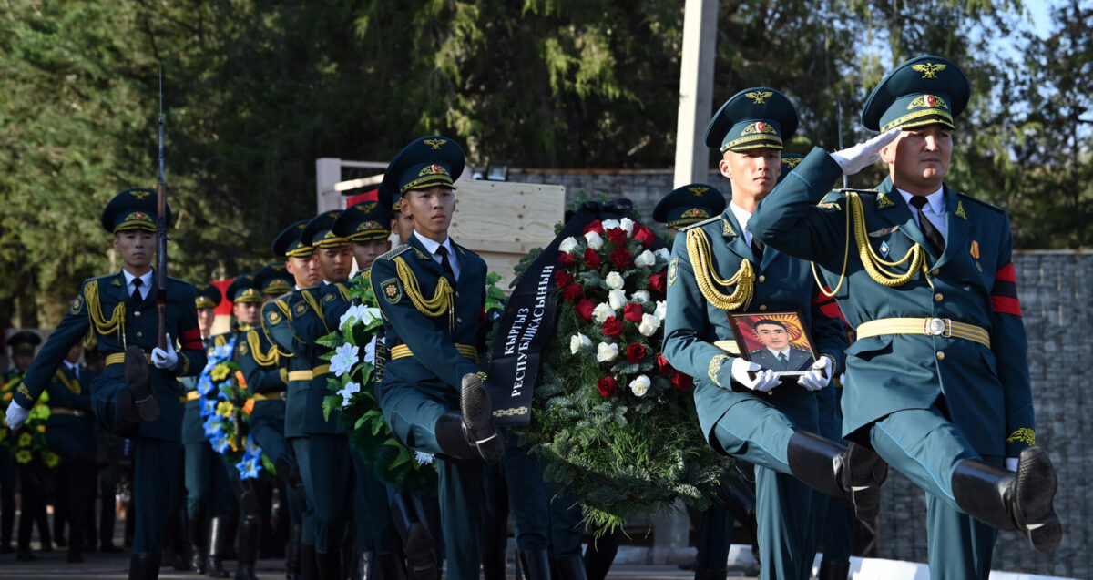 dos 4571 ФОТО. В «Ата-Бейите» похоронили трех танкистов, сгоревших заживо в танке в ходе конфликта на границе