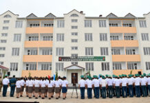 Садыр Жапаров вручил ключи от новых квартир пограничникам. ФОТО