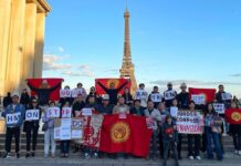 Кыргызстанцы в Париже вышли на акцию в поддержку баткенцев и против агрессии Рахмона