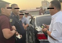 В Бишкеке патрульный вымогал у водителя золотой перстень за нарушения ПДД