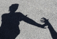 В Бишкеке мужчина домогался до школьницы, обещая ей «кое-что показать»