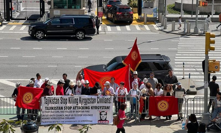 image 18 4 Кыргызстанцы в Париже вышли на акцию в поддержку баткенцев и против агрессии Рахмона