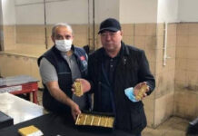 Садыр Жапаровдун агасы Сабыр Жапаровдун алтын куймаларды кармап түшкөн сүрөтү талкууда