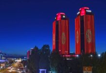 В Анкаре башни-близнецы окрасили в цвета флага Кыргызстана в честь Дня независимости