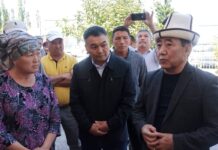 Министр труда КР в Баткене встретился с эвакуированными жителями села Ак-Сай