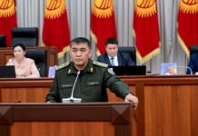 Жогорку Кеңеш чек ара боюнча Камчыбек Ташиевдин маалыматын угат