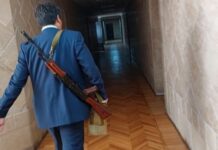 Депутат Жусупбек Коргонбай уулу пришел в ЖК с автоматом