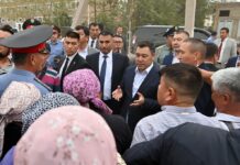 Президент Жапаров в Джалал-Абаде вышел к людям, которые ждали его у дороги
