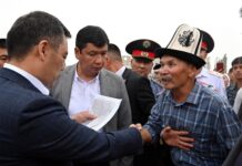 Садыр Жапаров Жалал-Абадга баратып, жолдо аны күтүп турган эл менен жолукту