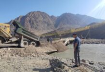 Подорванный таджиками 36-метровый мост на реке Ак-Суу открыли для проезда