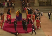 Елизавета IIнин табытын кайтарган күзөтчү элдин көзүнчө жыгылды