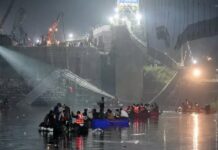 Количество погибших при обрушении моста в Индии выросло до 141 человека