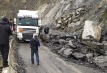 На автодороге Бишкек – Ош произошел камнепад. ФОТО