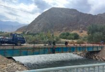 На реке Ак-Суу построили новый мост рядом с тем, что взорвали таджики