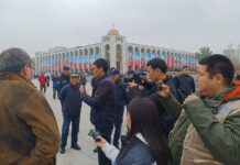 Участники мирного марша в Бишкеке подписали петицию
