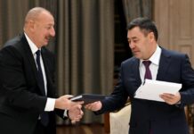 Садыр Жапаров подарил президенту Азербайджана альбом с фотографиями его отца