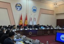 Депутаттар Ошто көчмө жыйын өткөрүүдө