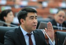 «Сегодняшние задержания абсурдны!» Жанар Акаев потребовал освободить активистов