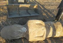 Ысык-Көлдүн тургуну Эркин Турбаев 3 метрлик тарыхый эстелик тапты