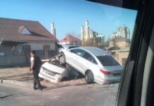 В Бишкеке в результате ДТП одна легковушка оказалась на крыше у другой