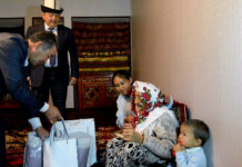 Акылбек Жапаров Баткендин 102 жаштагы тургунун куттуктады