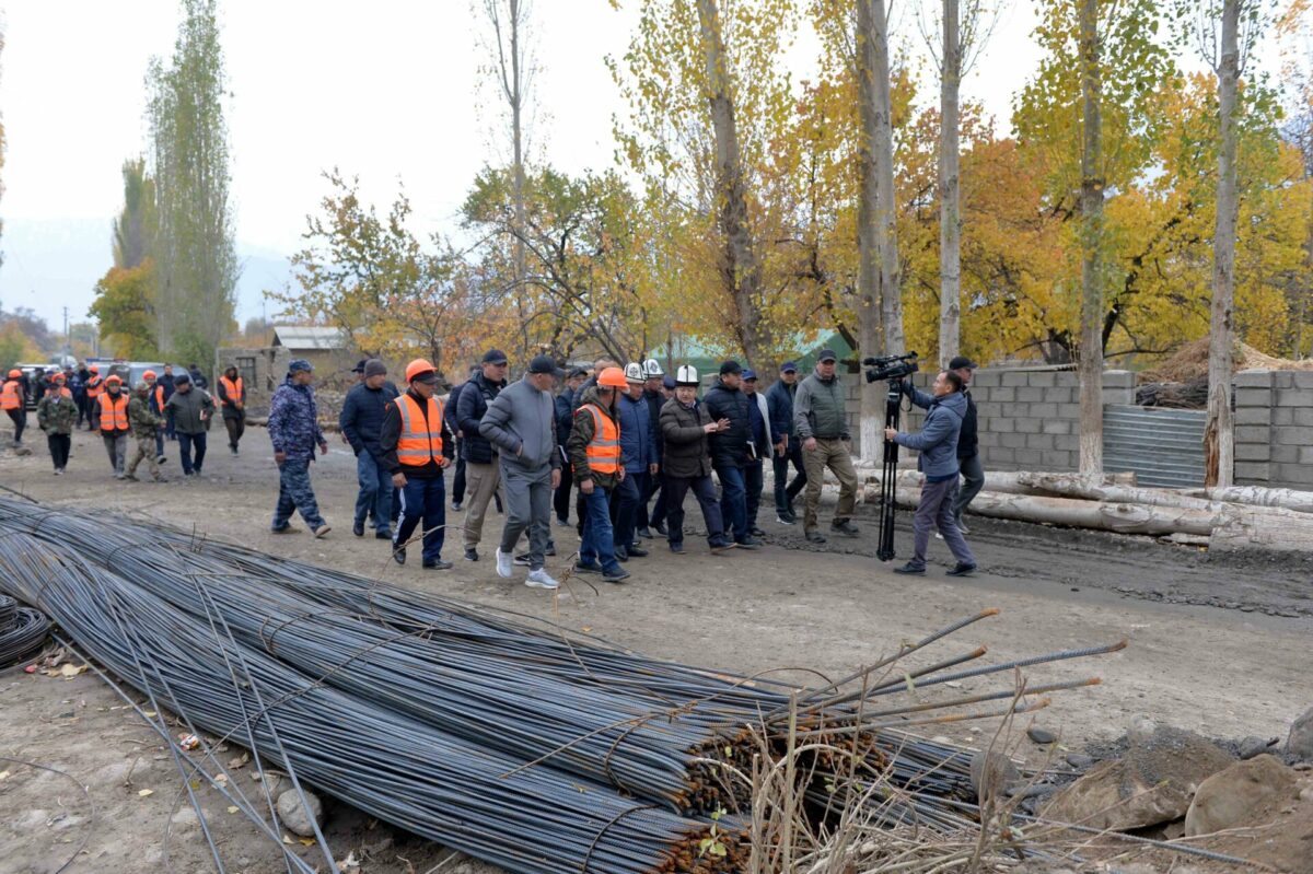 635e412123417 "Так не пойдет!" - Акылбек Жапаров недоволен строительными работами в Баткене