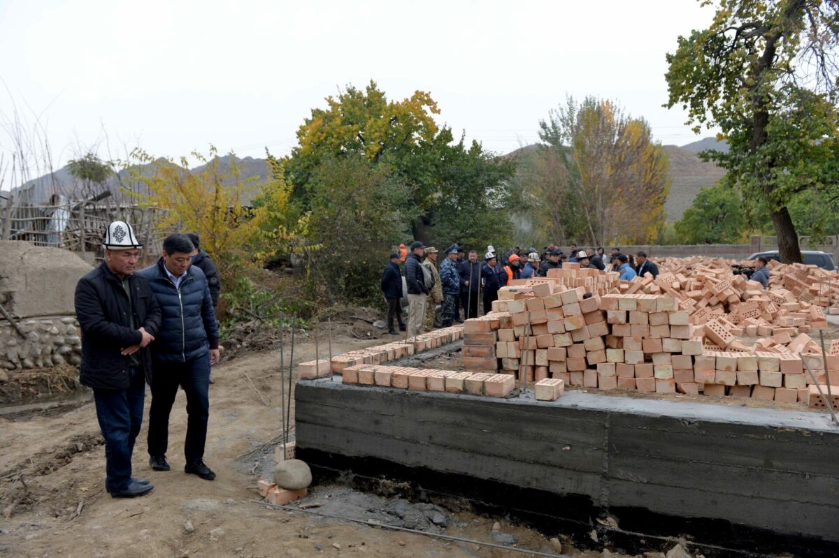 635e414f052ea "Так не пойдет!" - Акылбек Жапаров недоволен строительными работами в Баткене