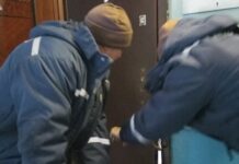 В Бишкеке спасатели вскрыли дверь квартиры и нашли там труп мужчины