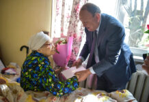 Долгожителям Бишкека вручили подарки от имени президента КР