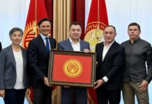 Гималайдагы Манаслу чокусун багындырган альпинисттер менен президент жолукту