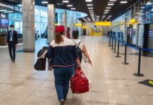 Бакыт Төрөбаев ички авиакаттамдардын баасын төмөндөтүү керектигин айтты