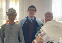 7-миллионному кыргызстанцу вручили 1 млн сомов для открытия депозита