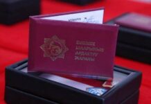 Төрт депутат Бишкек шаарынын ардактуу жараны болду