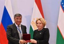 Валентина Матвиенко парламентаризмди бекемдегени үчүн Искендер Матраимовго сыйлык тапшырды