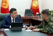 “Ташиев эмоцияга алдырып койду” – Жапаров Ташиевтин ЖКга автомат алып келгенине баа берди