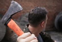 Сокулукта 23 жаштагы небере чоң энесин балта менен чаап өлтүргөн