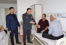 Урмамбетов Баткен окуяларында жаракат алган аскер кызматчыларынын ал абалы менен таанышты