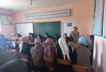 Милиция кызматкерлери окуучулардын ата-энелерине диний экстремизм менен терроризмдин кесепеттерин түшүндүрүшүүдө