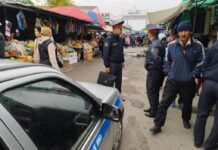 Милиция кызматкерлери Токмок шаарындагы базарларда уурулукту алдын алуу боюнча чараларды көрүүдө