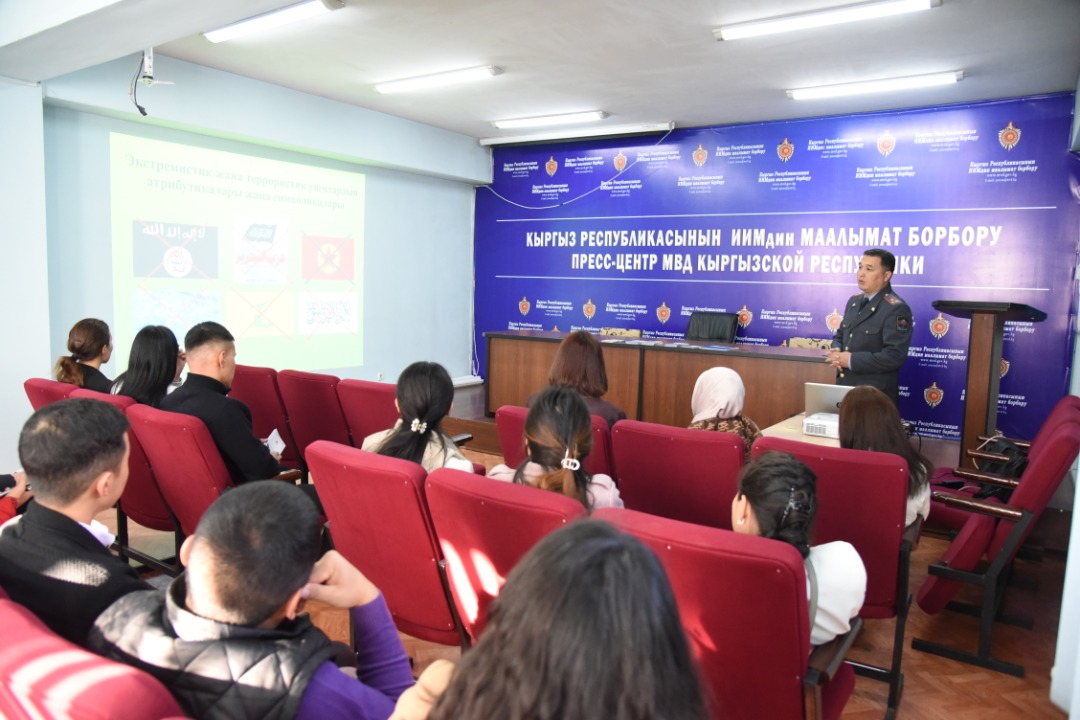 WhatsApp Image 2022 10 20 at 12.17.59 1 Курсанттар менен студенттерге Кыргызстанда тыюу салынган экстремисттик жана террористтик уюмдар боюнча семинар өткөрүлдү